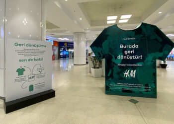 Kullanılmayan kıyafetler geri dönüşüm kutusuna